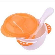 婴幼儿拿餐具的具体要求是:一手拿勺子，一手拿碗